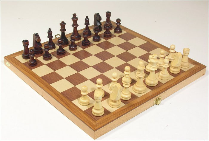 Mahogany  Portable Chess Set With Staunton Boxwood Chess Pieces