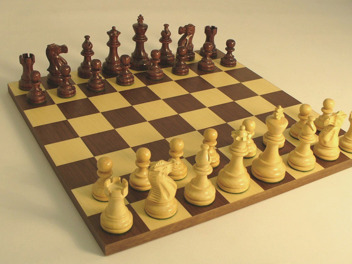 Classic Style Staunton Rosewood & Maple Chess Set.