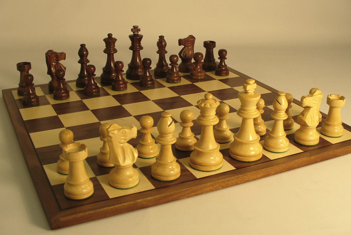 French Knight Sheesham & Boxwood Staunton Chess Set with Walnut Veneer Chessboard 