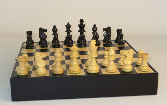 Classic French Knight  Style Staunton Chess Set